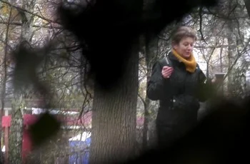 Женский писс с чашечкой кофе в утреннем парке