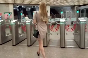 Cнимает под платьем у взрослой девушки
