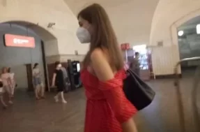 Девушке с круглой попой заглянули под платье
