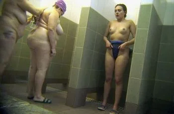 Голая женщина с двумя жирными бабами моется в душе