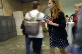 Подглядываем под платье женщине с прокладкой в трусах