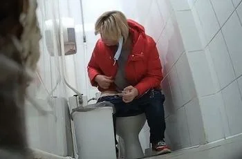 Баба писает и меняет прокладку в трусах