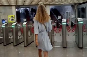 Девушка блондинка показала, что у нее под платьем