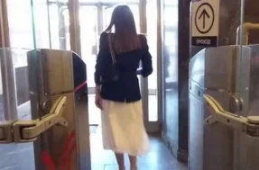 У дамы под юбкой мужчина хотел увидеть нижнее белье