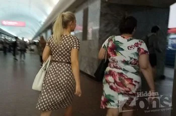 Снято под платьем у девушки с круглой попкой