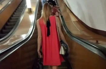 Увиденное под платьем хорошенькой девушки