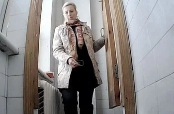 В женском туалете для студенток писают даже учителя