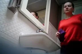 Как девушка писает в туалете, парни сняли на камеру