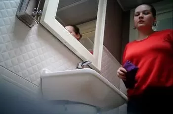 Как девушка писает в туалете, парни сняли на камеру