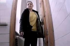 Девушки справляют нужду в туалете колледжа