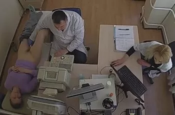 Голая женщина на осмотре у врача