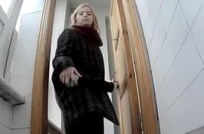 Первокурсница колледжа писает в студенческом туалете
