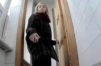 Первокурсница колледжа писает в студенческом туалете