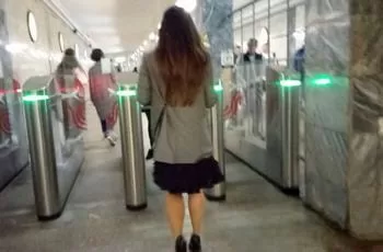 Видео под юбкой у женщины в синих трусиках