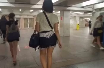 У девушки под юбкой камера снимает трусы