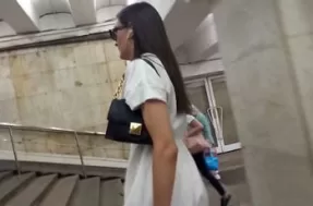 У женщины под платьем есть на что посмотреть