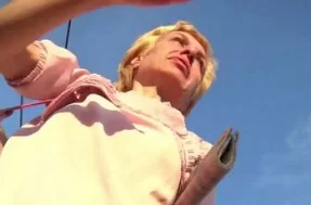 Голая писька под платьем у женщины без трусов