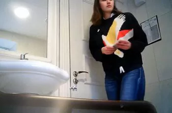 Писающая девушка побывала на съёмке скрытой камерой