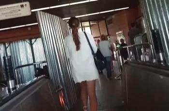 Подглядывание под юбку девушке с голыми ягодицами