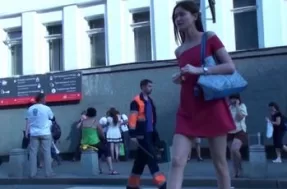 У девушки под платьем трусики впились в писю