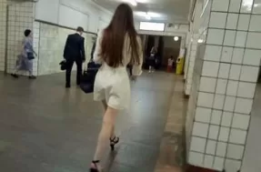 Заглянул под платье девушке и снял на видео её трусы
