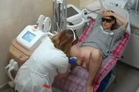 Голая женщина на удалении волос интимной зоны