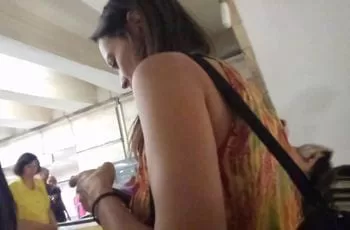 Охота за голубыми трусиками под платьем женщины