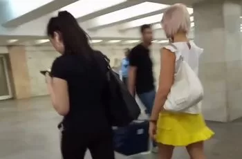 Подглядывание под юбку блондинке в красных трусах