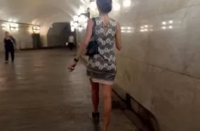 У девушки под платьем парень снял на камеру между ног