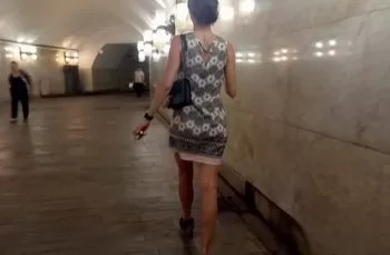 У девушки под платьем парень снял на камеру между ног