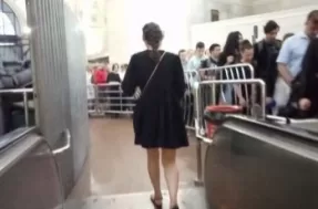 Девушке в чёрном заглядывают под платье