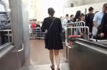 Девушке в чёрном заглядывают под платье