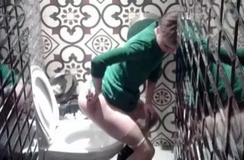 Писающую в туалете девушку записали на видео