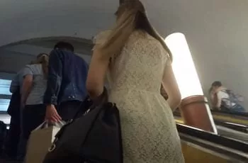 Под ажурным платьем женщины оказались кружевные трусы