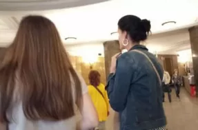 Подглядывание под юбку женщине в метрополитене
