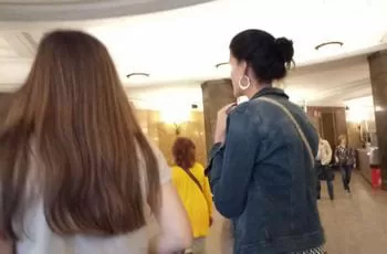 Подглядывание под юбку женщине в метрополитене