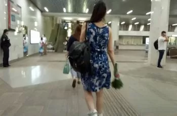 Женщине в шелковых трусах мужик подсмотрел под платье