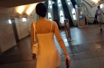 Для съёмки видео парень подсмотрел девушке под платье