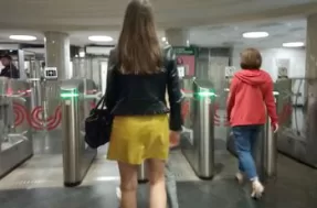 У девушки под юбкой мужчина постарался снять видео