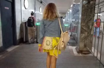 Трусы под юбкой молодой блондинки сняли на камеру