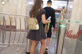 Парень подглядывает под платье попутчице в метро