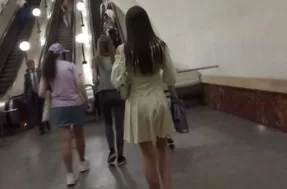 Подглядел девушке под платье и увидел ее грязные трусики