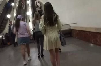 Подглядел девушке под платье и увидел ее грязные трусики