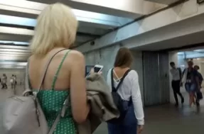 Подсмотренное под платьем у взрослой блондинки