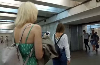 Подсмотренное под платьем у взрослой блондинки