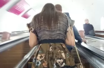 Подглядывание под платье девушке в тонких трусах