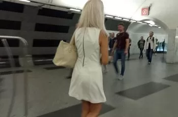 Мрачный тип подглядел блондинке под платье