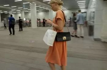 Подглядываем под платье женщине на эскалаторе