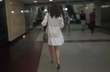 Маленькие трусики с прокладкой под платьем женщины