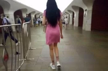 Подглядывание под платье длинноногой брюнетке